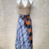 Vintage sari wikkelrok uit India, die aan twee kanten te dragen is. Dubbelzijdig dus! Gemaakt van tweedehands sari's dus elke rok is uniek. Past met maten XS-XXL. Upcycled en recycled fashion uit India.