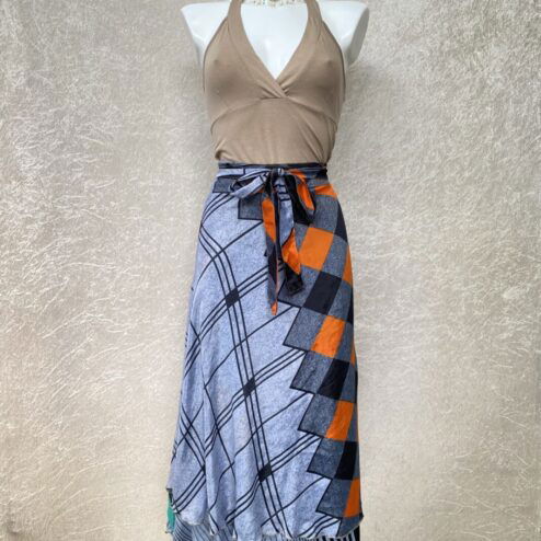 Vintage sari wikkelrok uit India, die aan twee kanten te dragen is. Dubbelzijdig dus! Gemaakt van tweedehands sari's dus elke rok is uniek. Past met maten XS-XXL. Upcycled en recycled fashion uit India.
