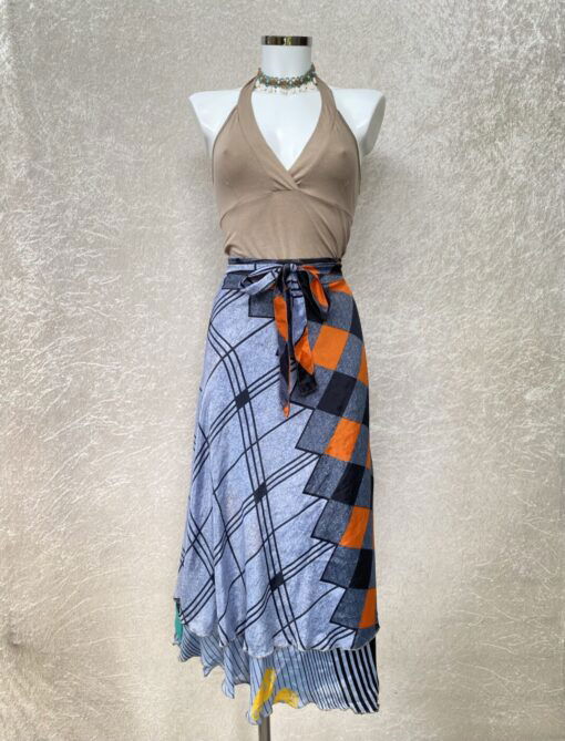 Vintage sari wikkelrok uit India, die aan twee kanten te dragen is. Dubbelzijdig dus! Gemaakt van tweedehands sari's dus elke rok is uniek. Past met maten XS-XXL. Upcycled en recycled fashion uit India.