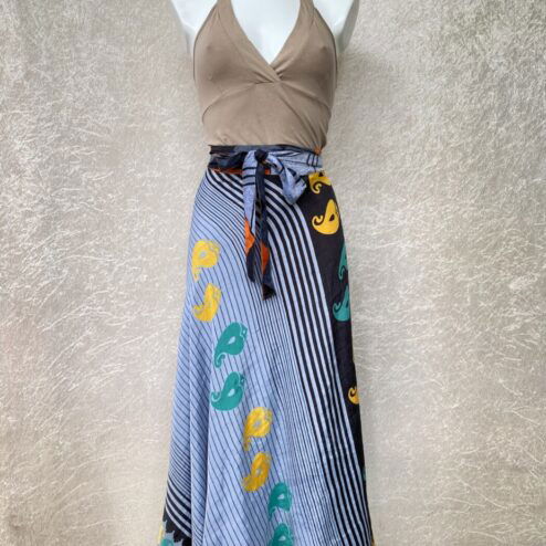Vintage sari wikkelrok uit India, die aan twee kanten te dragen is. Dubbelzijdig dus! Gemaakt van tweedehands sari's dus elke rok is uniek. Past met maten XS-XXL. Upcycled en recycled fashion uit India.