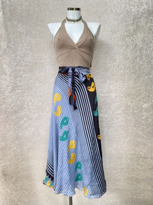 Vintage sari wikkelrok uit India, die aan twee kanten te dragen is. Dubbelzijdig dus! Gemaakt van tweedehands sari's dus elke rok is uniek. Past met maten XS-XXL. Upcycled en recycled fashion uit India.