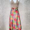 Vintage sari wikkelrok uit India, die aan twee kanten te dragen is. Dubbelzijdig dus! Gemaakt van tweedehands sari's dus elke rok is uniek. Past met maten XS-XXL. Upcycled en recycled fashion uit India.