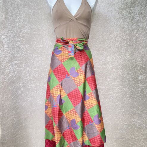 Vintage sari wikkelrok uit India, die aan twee kanten te dragen is. Dubbelzijdig dus! Gemaakt van tweedehands sari's dus elke rok is uniek. Past met maten XS-XXL. Upcycled en recycled fashion uit India.