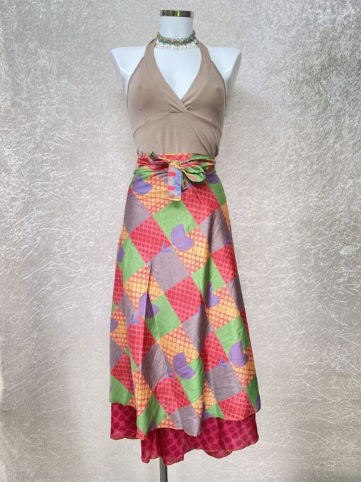 Vintage sari wikkelrok uit India, die aan twee kanten te dragen is. Dubbelzijdig dus! Gemaakt van tweedehands sari's dus elke rok is uniek. Past met maten XS-XXL. Upcycled en recycled fashion uit India.