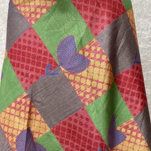 Vintage sari wikkelrok uit India, die aan twee kanten te dragen is. Dubbelzijdig dus! Gemaakt van tweedehands sari's dus elke rok is uniek. Past met maten XS-XXL. Upcycled en recycled fashion uit India.