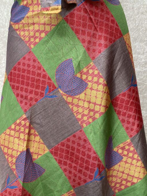 Vintage sari wikkelrok uit India, die aan twee kanten te dragen is. Dubbelzijdig dus! Gemaakt van tweedehands sari's dus elke rok is uniek. Past met maten XS-XXL. Upcycled en recycled fashion uit India.