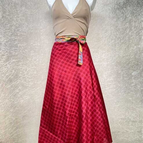 Vintage sari wikkelrok uit India, die aan twee kanten te dragen is. Dubbelzijdig dus! Gemaakt van tweedehands sari's dus elke rok is uniek. Past met maten XS-XXL. Upcycled en recycled fashion uit India.