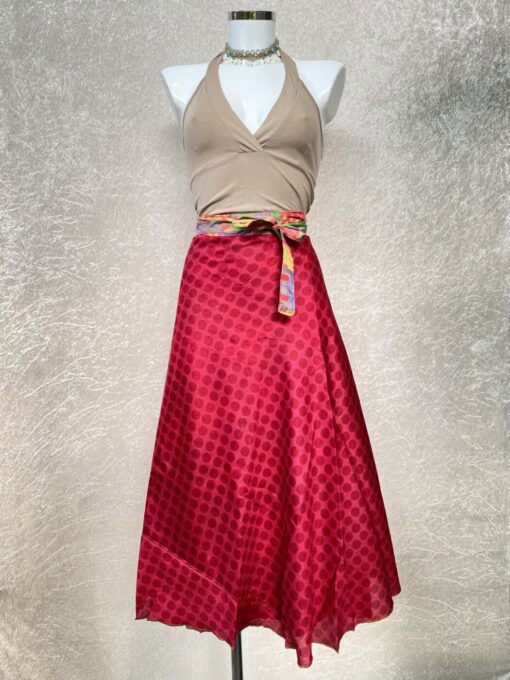 Vintage sari wikkelrok uit India, die aan twee kanten te dragen is. Dubbelzijdig dus! Gemaakt van tweedehands sari's dus elke rok is uniek. Past met maten XS-XXL. Upcycled en recycled fashion uit India.
