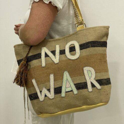 Met deze NO WAR schoudertas van jute, met geborduurde tekst, help je mensen in gaza. We doneren 20% van de winst!