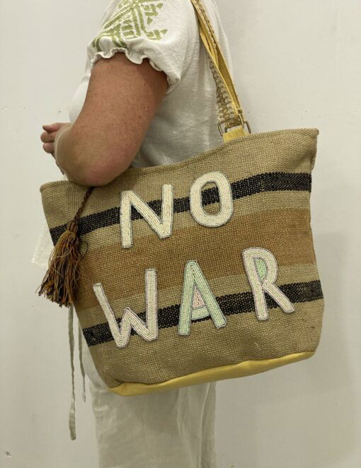 Met deze NO WAR schoudertas van jute, met geborduurde tekst, help je mensen in gaza. We doneren 20% van de winst!